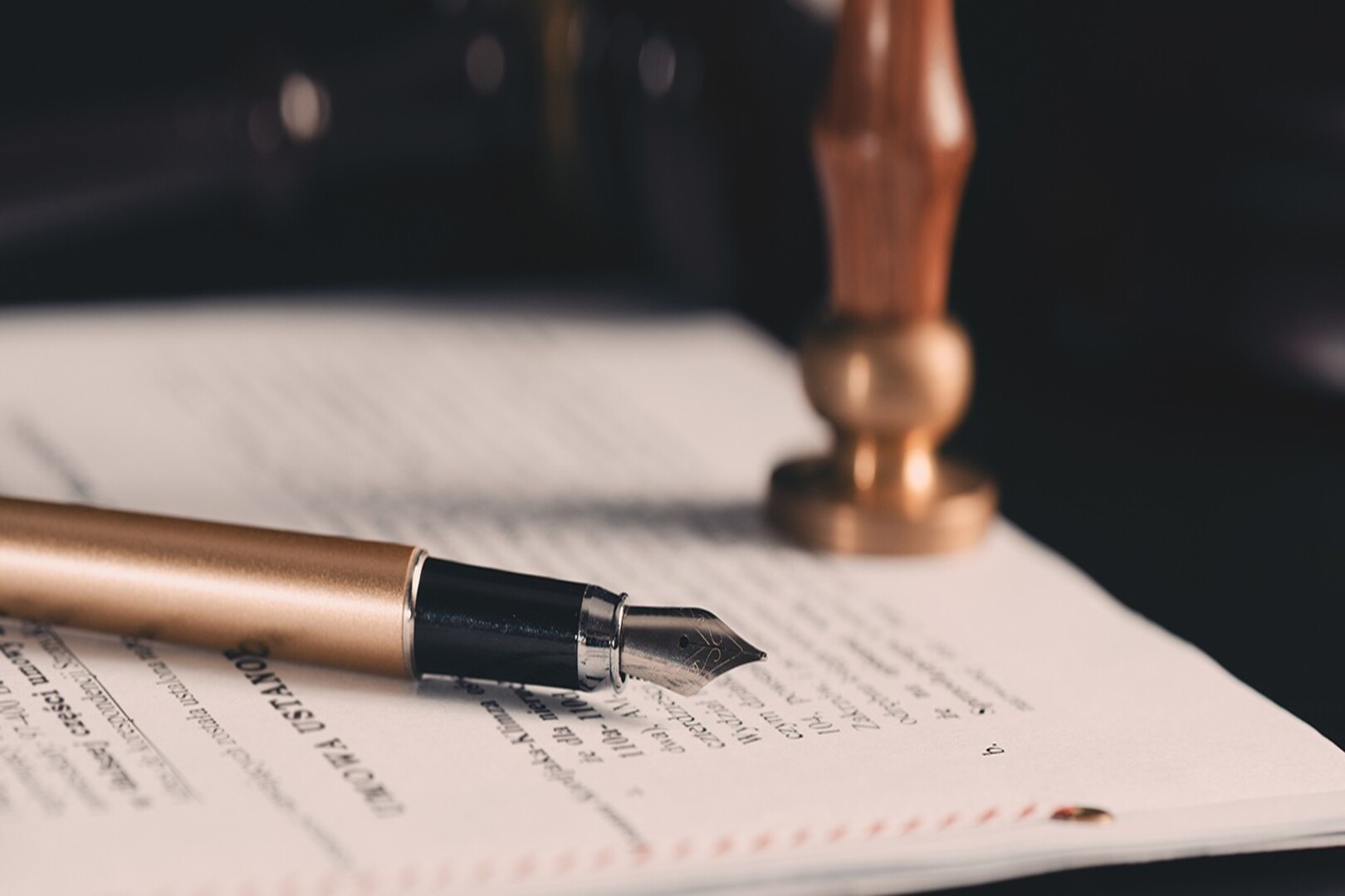 Primo piano di una penna stilografica poggiata su un documento